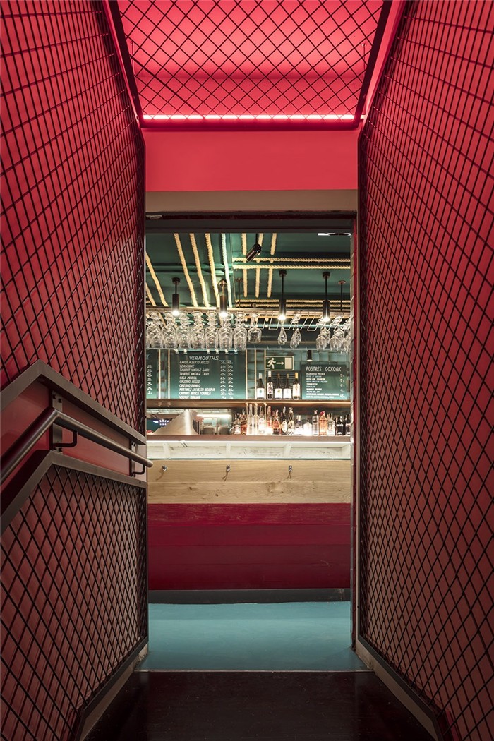 國外創(chuàng)意海港風(fēng)餐廳酒吧裝修設(shè)計圖  演繹冰火兩重天