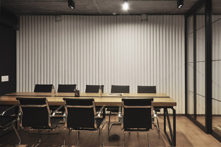 黑白灰質感工業風工程公司辦公室裝修設計案例
