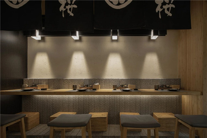 鄭州餐飲裝修公司分享70平日料店創意裝修設計方案